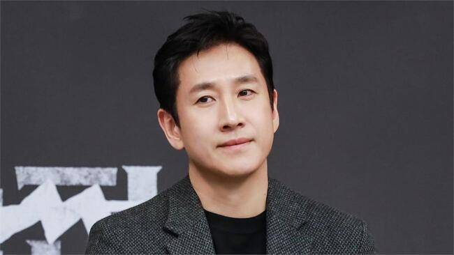 2女逼死李善均开庭!嘴硬否认勒索3亿5千万 她竟抱著爆哭娃出庭
