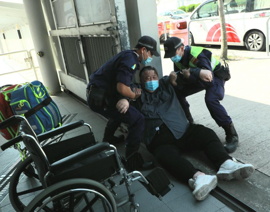 76岁秦煌2度跌倒无法起身 吁子女探望爸爸
