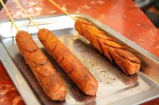 “淀粉肠”被踢爆!混入宠物饲料“鸡骨泥”