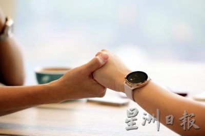 【食阁吊花场:歌手篇】我在吊花场唱歌的日子……收入全靠打赏,有吊花就有钱
