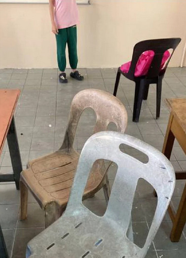 学校椅子又脏又旧 家长看不下去筹钱买