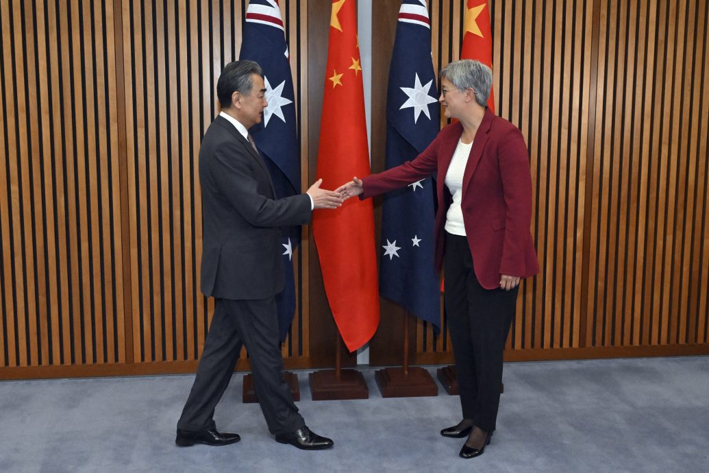 王毅见黄英贤:独立应是澳方对外政策的重要原则