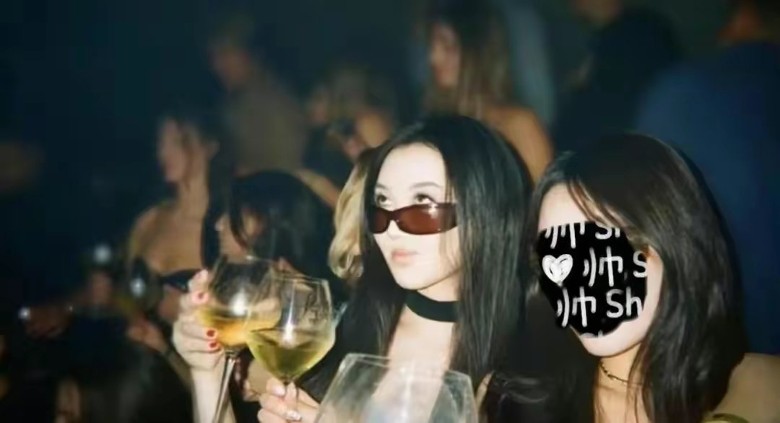 王菲女儿李嫣皮草大浓妆跑趴 网热议:接受不了