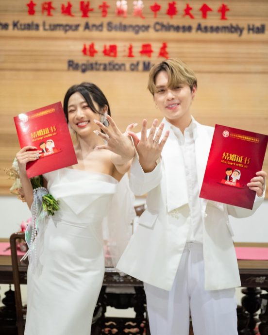 笑言“没想到我们真的走到这一步” 刘界辉和女友完成结婚注册