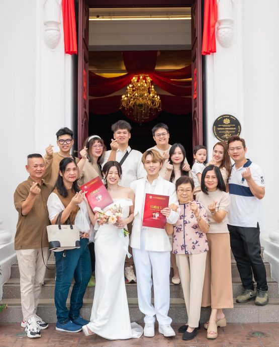 笑言“没想到我们真的走到这一步” 刘界辉和女友完成结婚注册
