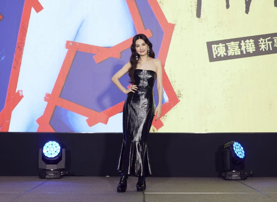 自曝被儿子抗议裸体健身 Ella发片甜唱老公创作