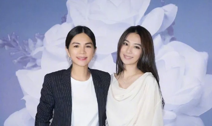 自曝被儿子抗议裸体健身 Ella发片甜唱老公创作