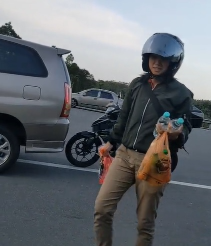 视频 | 女骑士见轿车抛锚 主动送食物:给你们开斋!