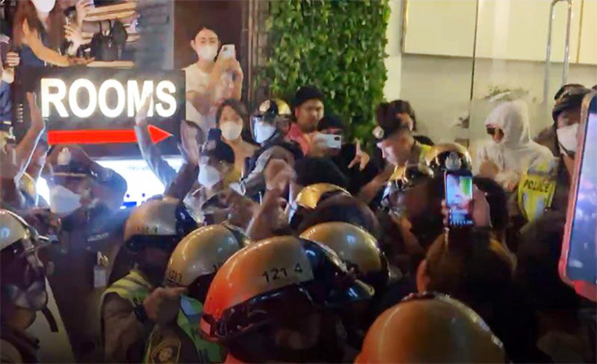 视频 | 泰菲变性人当街打架!场面失控连警察都受伤