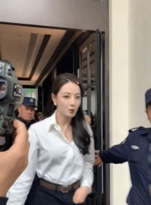 迪丽热巴偷作业?咬巧克力棒被酸刻意模仿韩韶禧