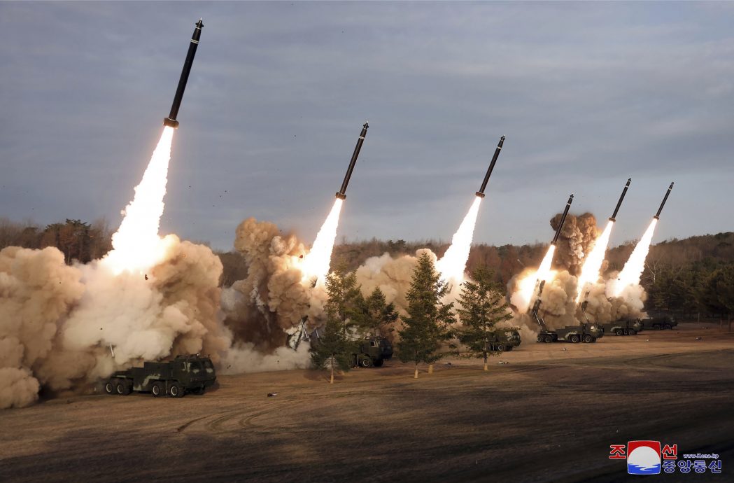 金正恩指导超大型火箭炮射击训练 韩国战术制导武器今年实战部署