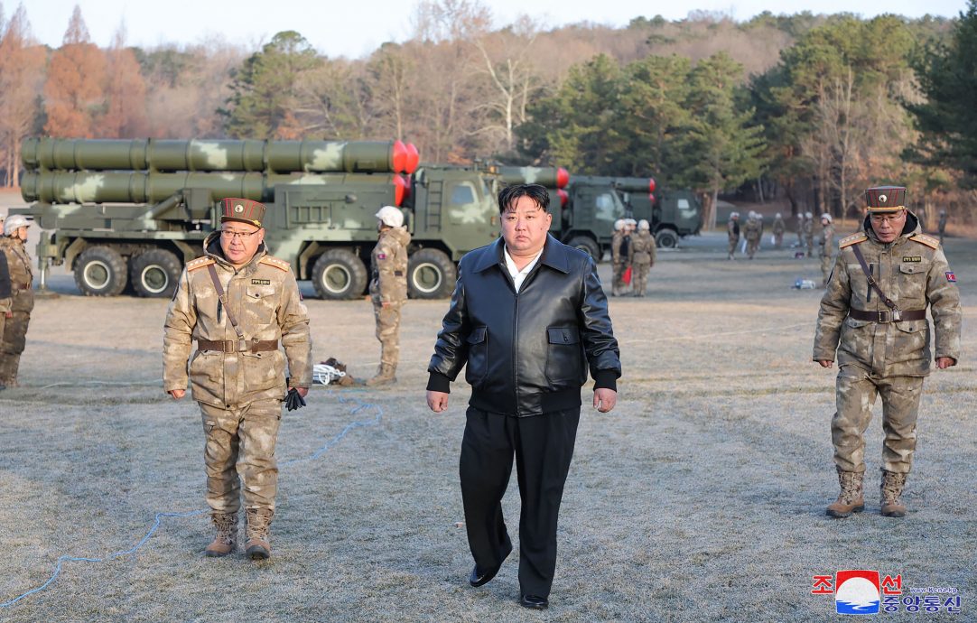 金正恩指导超大型火箭炮射击训练 韩国战术制导武器今年实战部署