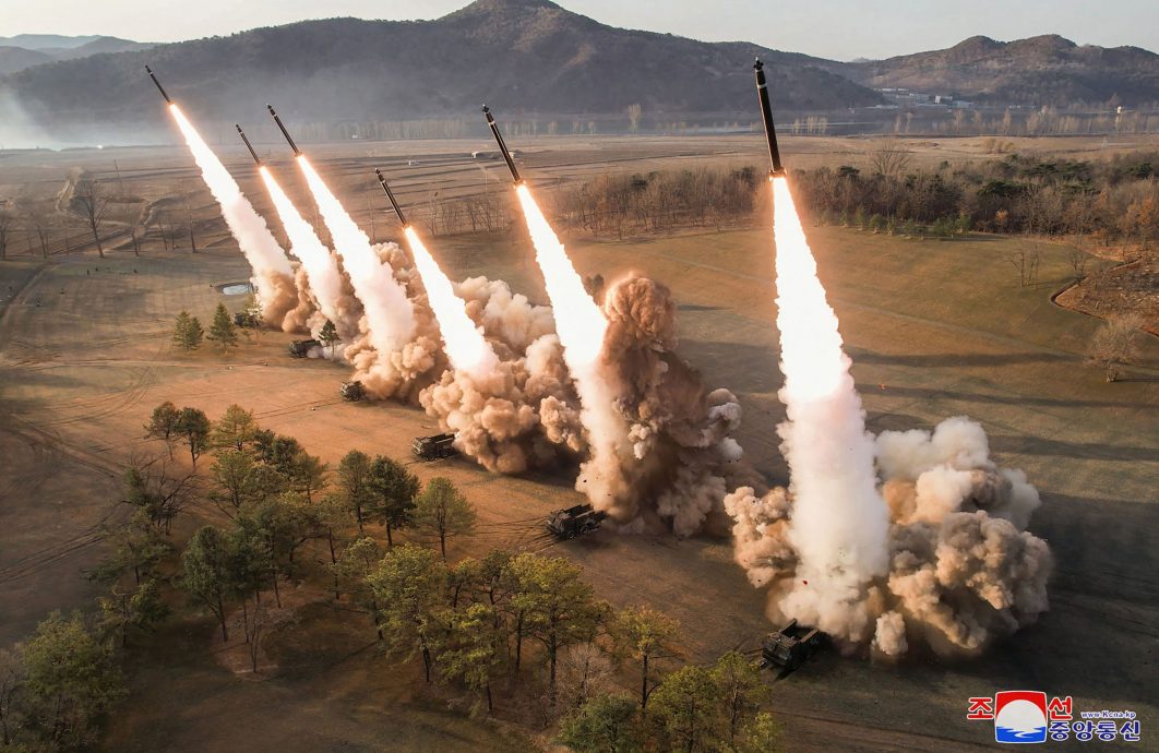 金正恩指导超大型火箭炮射击训练 韩国战术制导武器今年实战部署