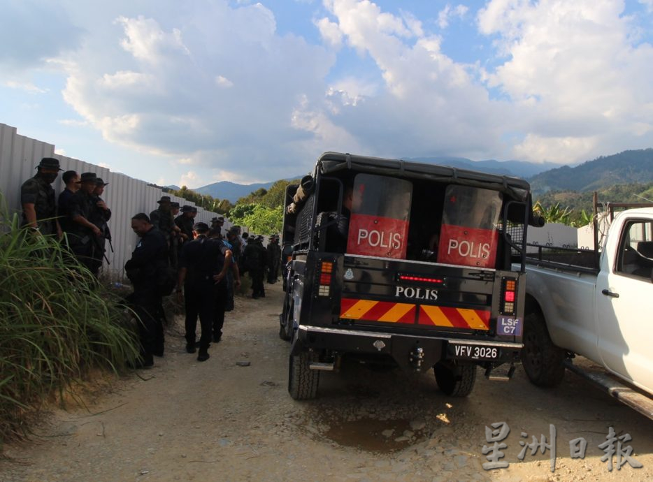 全国:森林局及警察破门闯私人榴梿芭,逮捕一名无地契女农民,与农民对峙长达4个小时