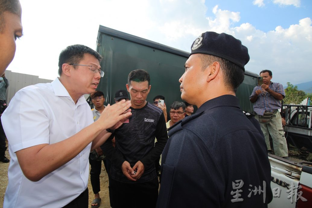 全国:森林局及警察破门闯私人榴梿芭,逮捕一名无地契女农民,与农民对峙长达4个小时