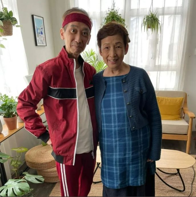 冯素波分享手牵手合照 张达明身形消瘦状况令人担忧