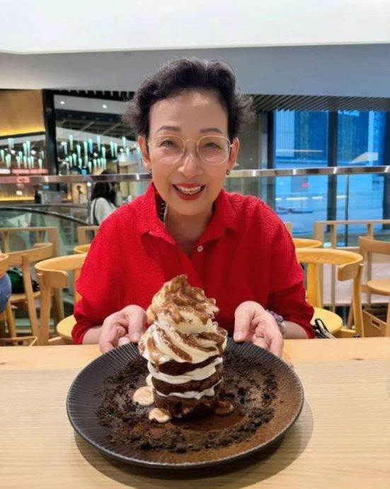 冯素波分享手牵手合照 张达明身形消瘦状况令人担忧