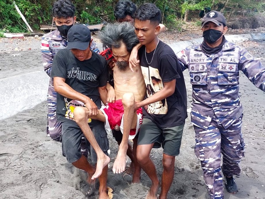 印尼火山爆发引居民惊慌 拯救人员争分夺秒疏散民众