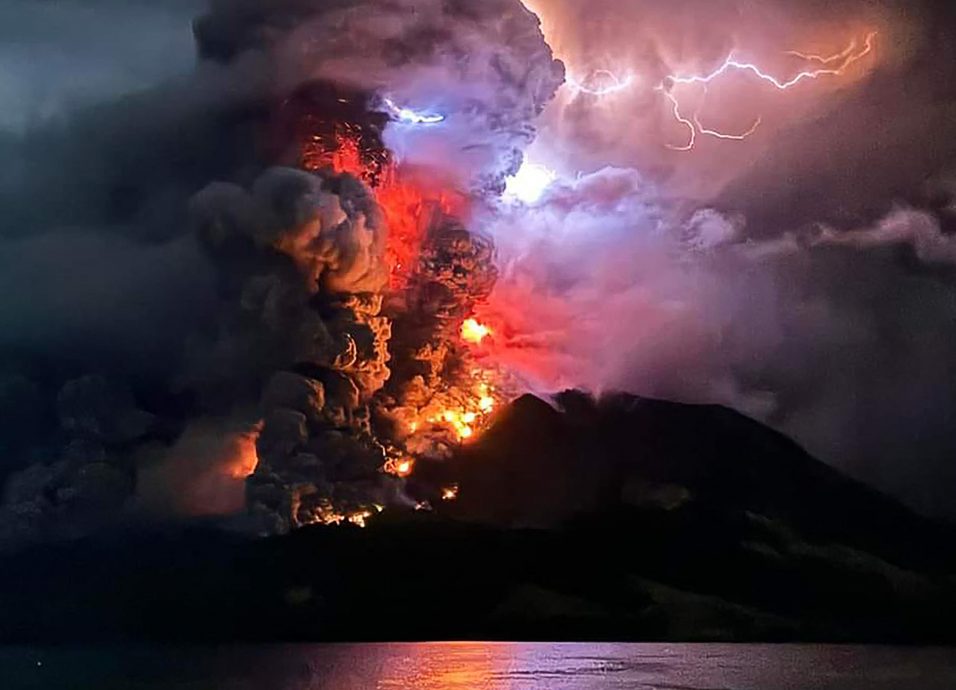 印尼火山爆发逾万人撤离 区域航班大受影响