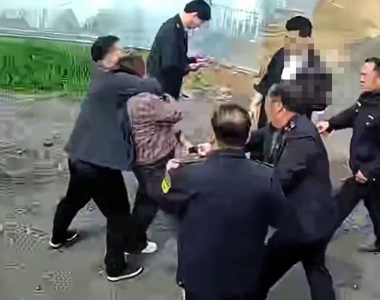 河南执法人员锁喉女村民 网民:和土匪有甚么区别?