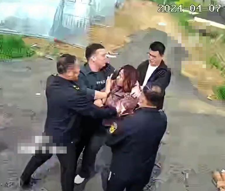 河南执法人员锁喉女村民 网民:和土匪有甚么区别?