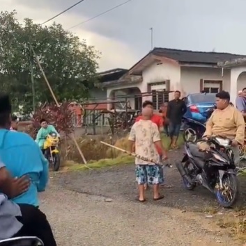 视频|疑不堪摩托噪音 老伯带长棍骂人 青年回怼“一年才一次!”