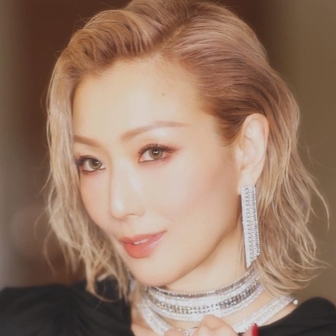 郑秀文自称“高龄产妇”震惊网 深夜笑认手滑兼老花