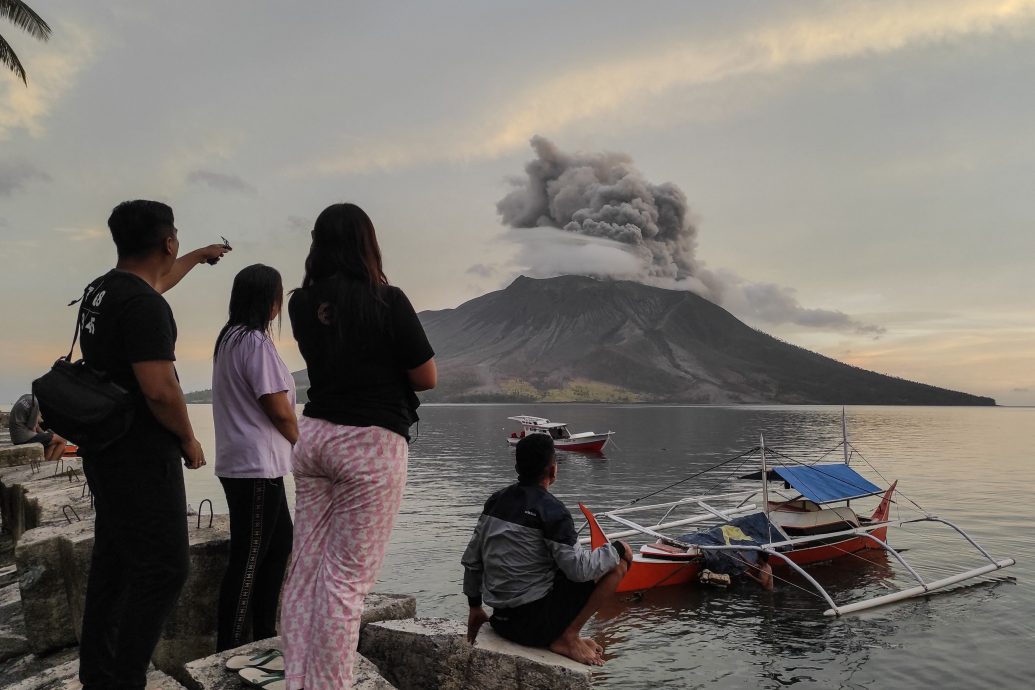 鲁仰火山又喷发 官员:威胁未结束