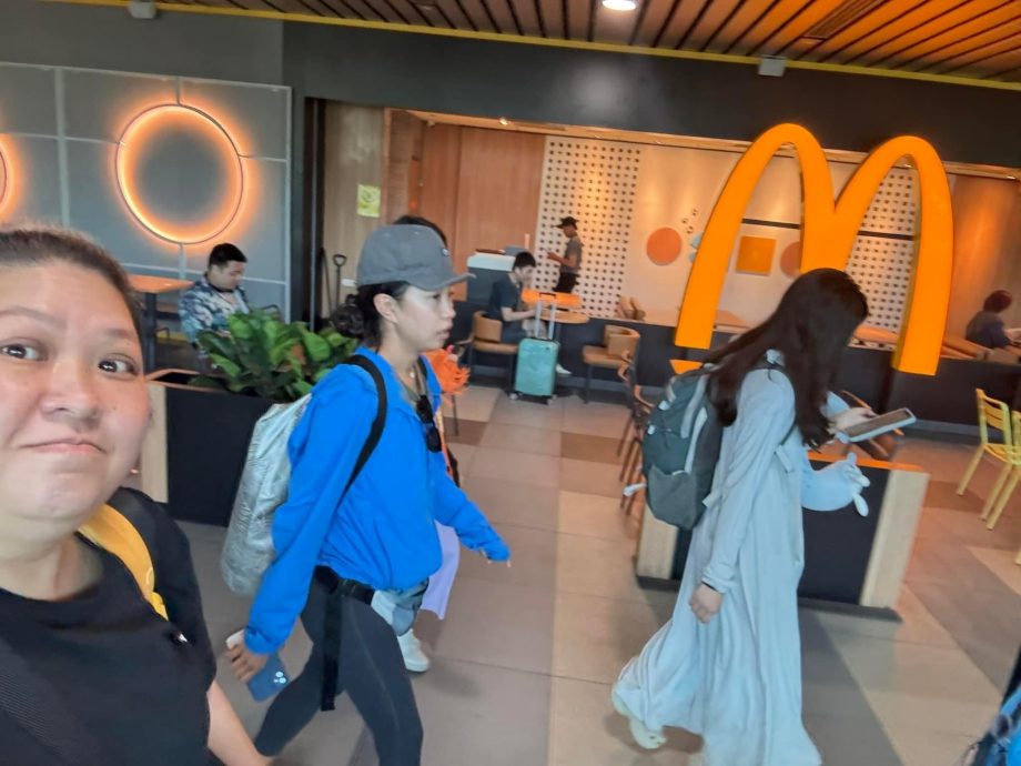 (航班)班机取消 隆返斗湖家乡变24小时