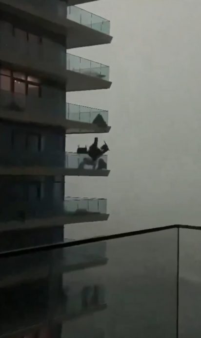 (视频)廸拜12小时降1年份雨量成水乡泽国 全球第二繁忙机场瘫痪