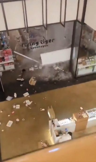 (视频)廸拜12小时降1年份雨量成水乡泽国 全球第二繁忙机场瘫痪