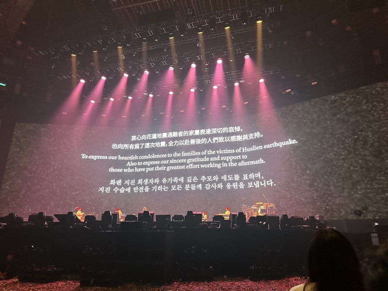 IU开唱悼地震遇难者 柯震东亲吐朝圣心情