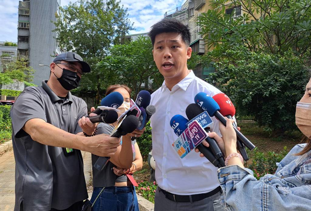 “最脏男艺人”当众舔女生脚趾 被警告反呛:我不怕