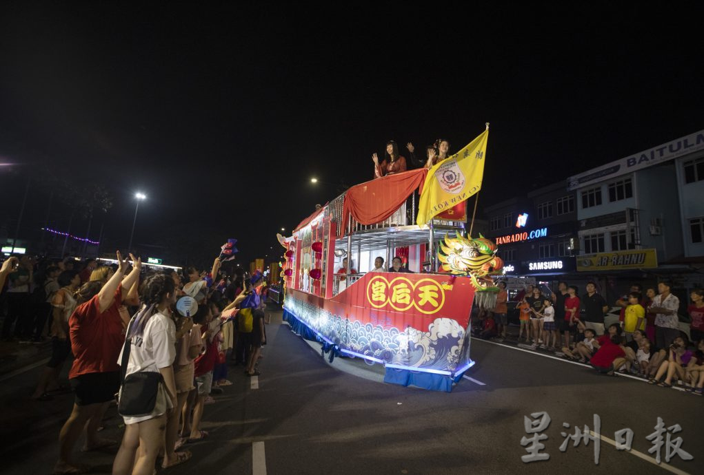 星角摄/图说大马:天后圣母宝诞夜游,5艘龙舟护航