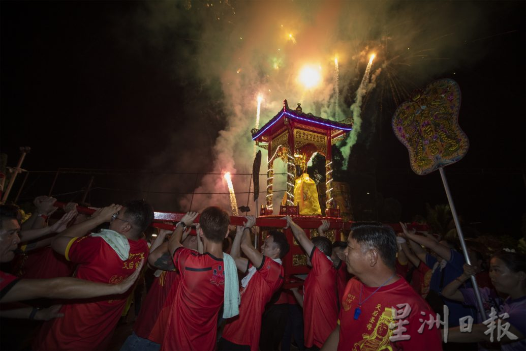 星角摄/图说大马:天后圣母宝诞夜游,5艘龙舟护航