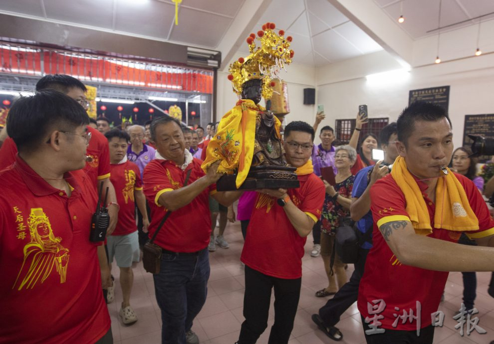 星角摄/图说大马:天后圣母宝诞夜游,5艘龙舟护航