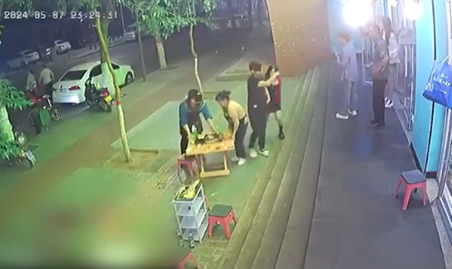 中国男子遭断脚筋“一刀毙命” 旁边食客“吃火锅比人命要紧”