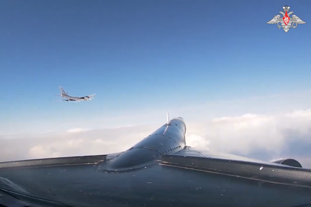 俄核轰炸机靠近美国领空!F-16紧急升空拦截 空中对峙画面曝光