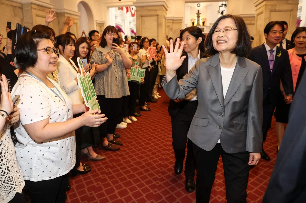 卸任后首发文 蔡英文:用不同角色为台湾打拚