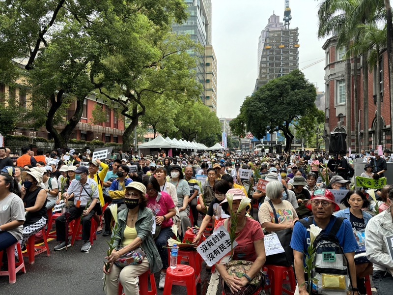 台7000人涌立院抗议“反黑箱、要民主”