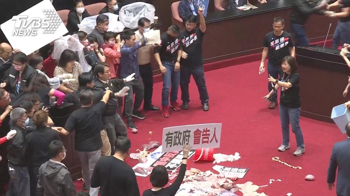 台立院乱斗 英电讯报说有活力!再提“丢猪内脏、吃纸”