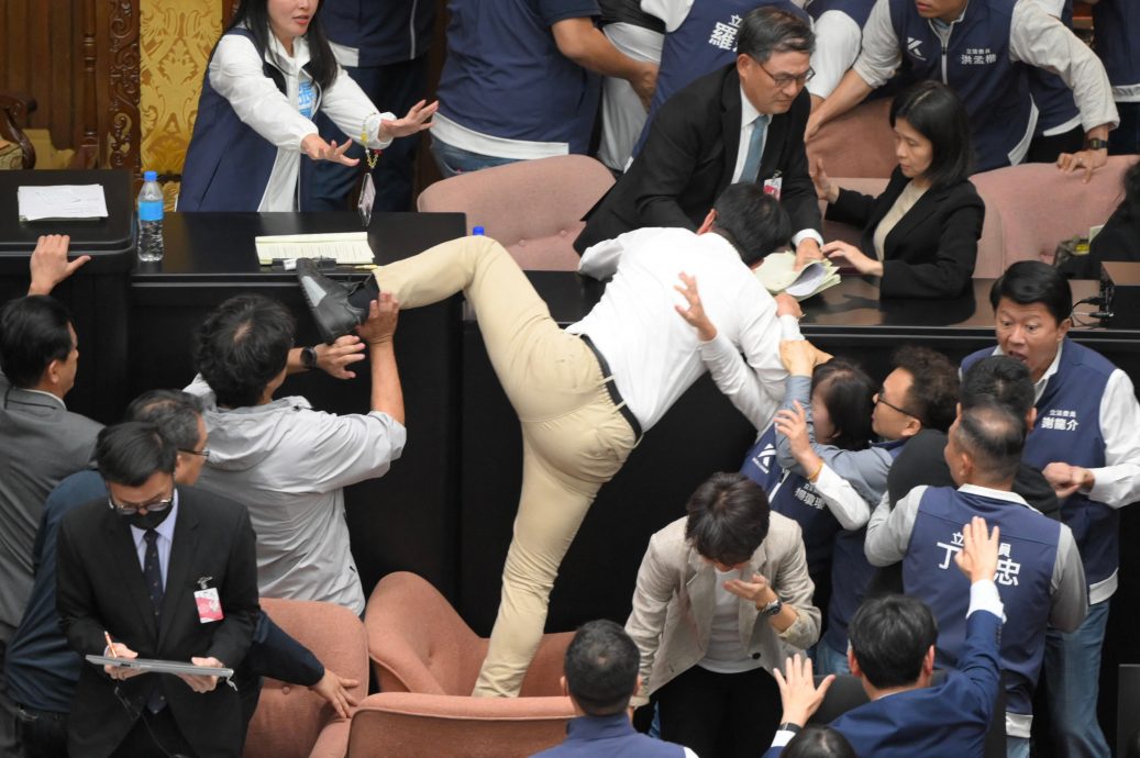 台立院乱斗 英电讯报说有活力!再提“丢猪内脏、吃纸”