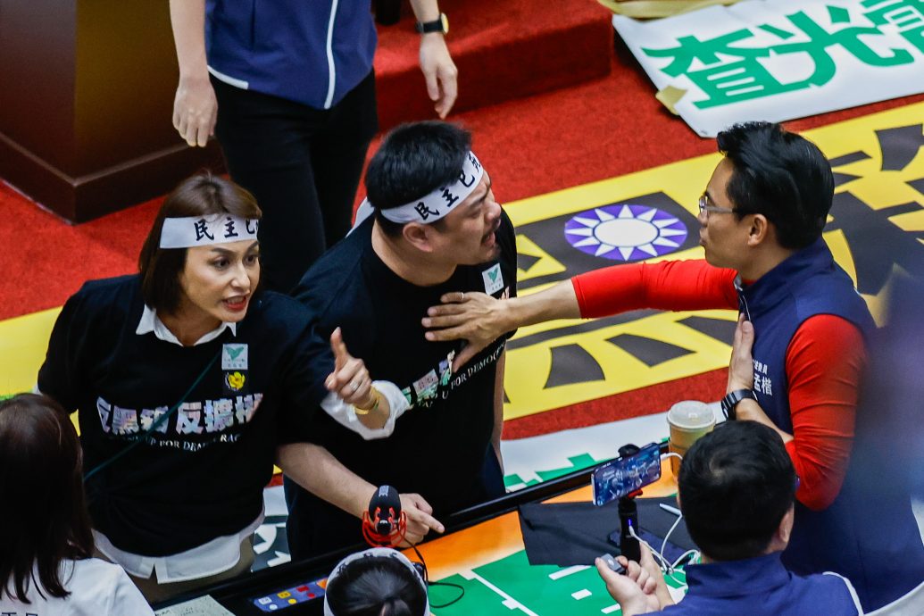 台湾立法院改革法案续审朝野再吵翻天 蓝白力拼周二三读通过