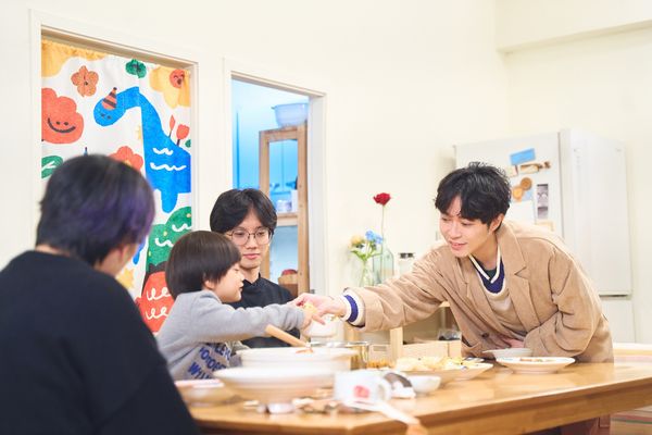 吴青峰遭父家暴留格纹痕 骗说烤肉烫到同学竟喊“爽”