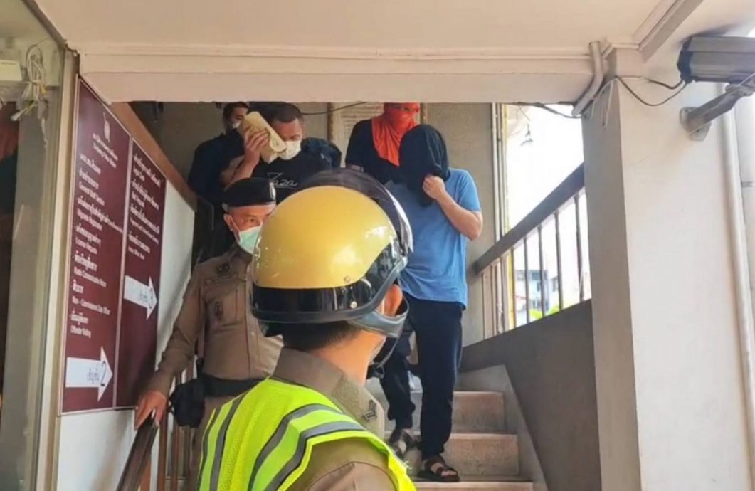天下事 假办案!泰2警涉绑架5名中游客 直闯酒店押人 “勒索”转帐