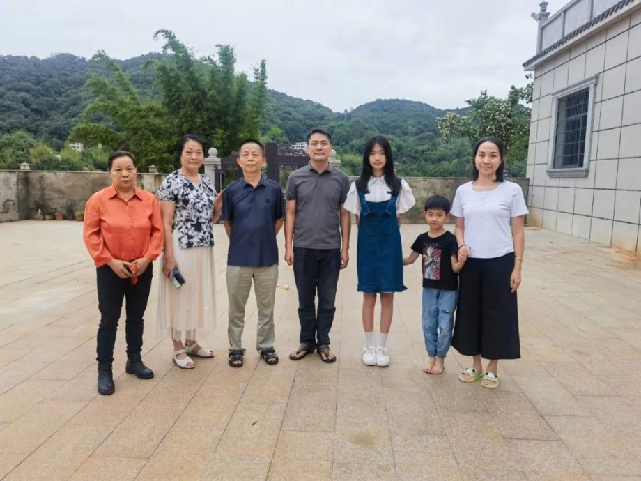 梅大高速下跪拦车的老人找到了:眼看着车掉下去,他直接跪在了快车道中间