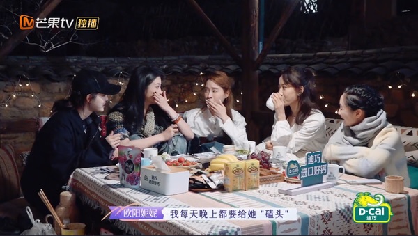 欧阳娜娜赚钱养全家? 妮妮:每晚给她磕头