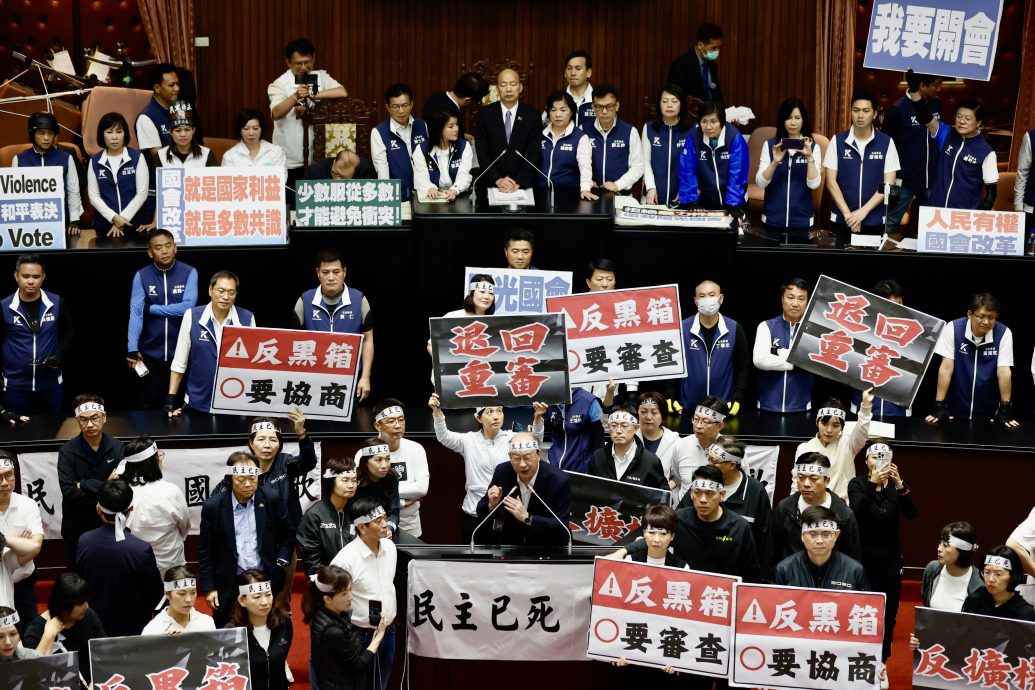 绿委绑白布条抗争 谢龙介呛可怜:赖清德刚就职就在送终