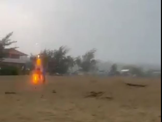 视频 | 一道雷击中海滩3孩童 12岁童重伤未脱险