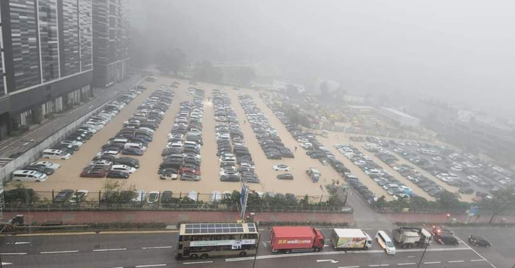香港红色暴雨警告 多地淹水逾百车泡汤 学校停课